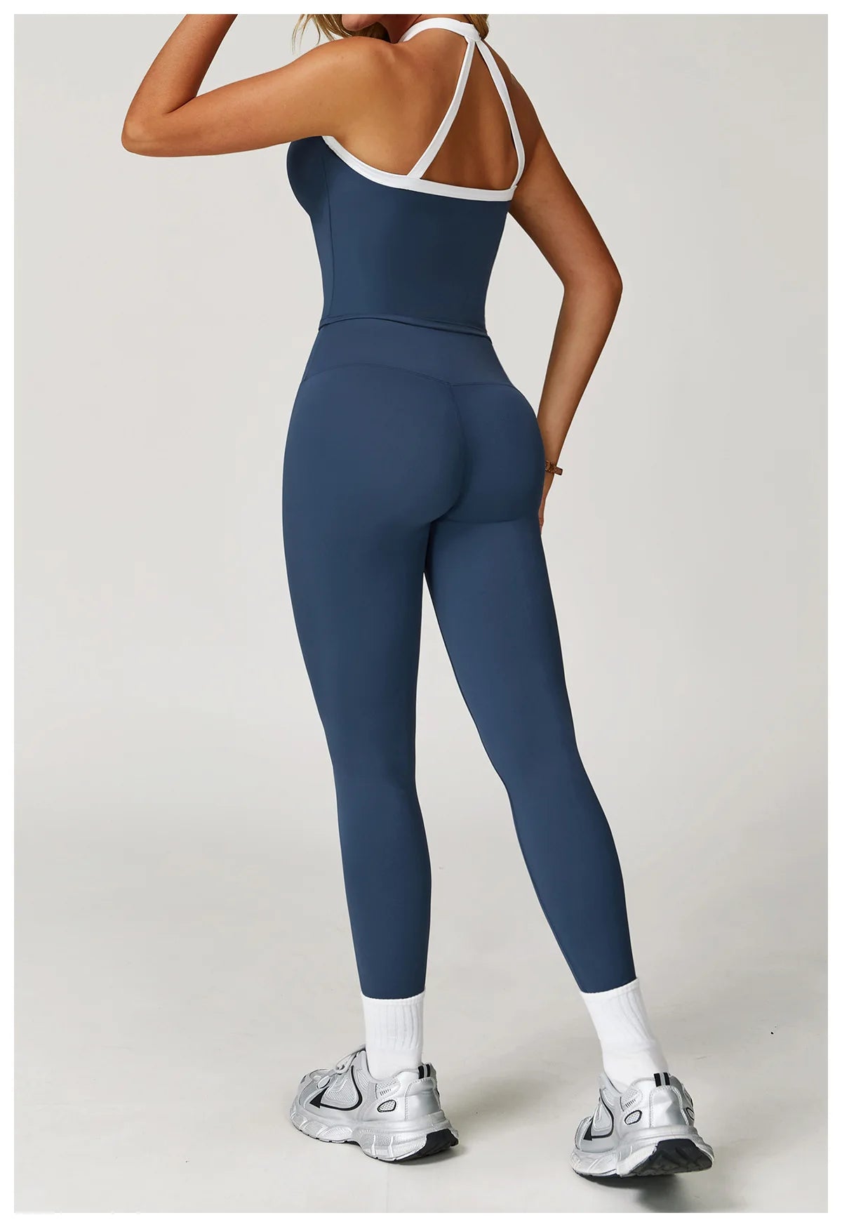 חליפת ספורט צמודה ומחטבת – הדס