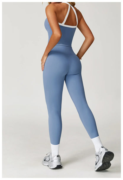 חליפת ספורט צמודה ומחטבת – הדס