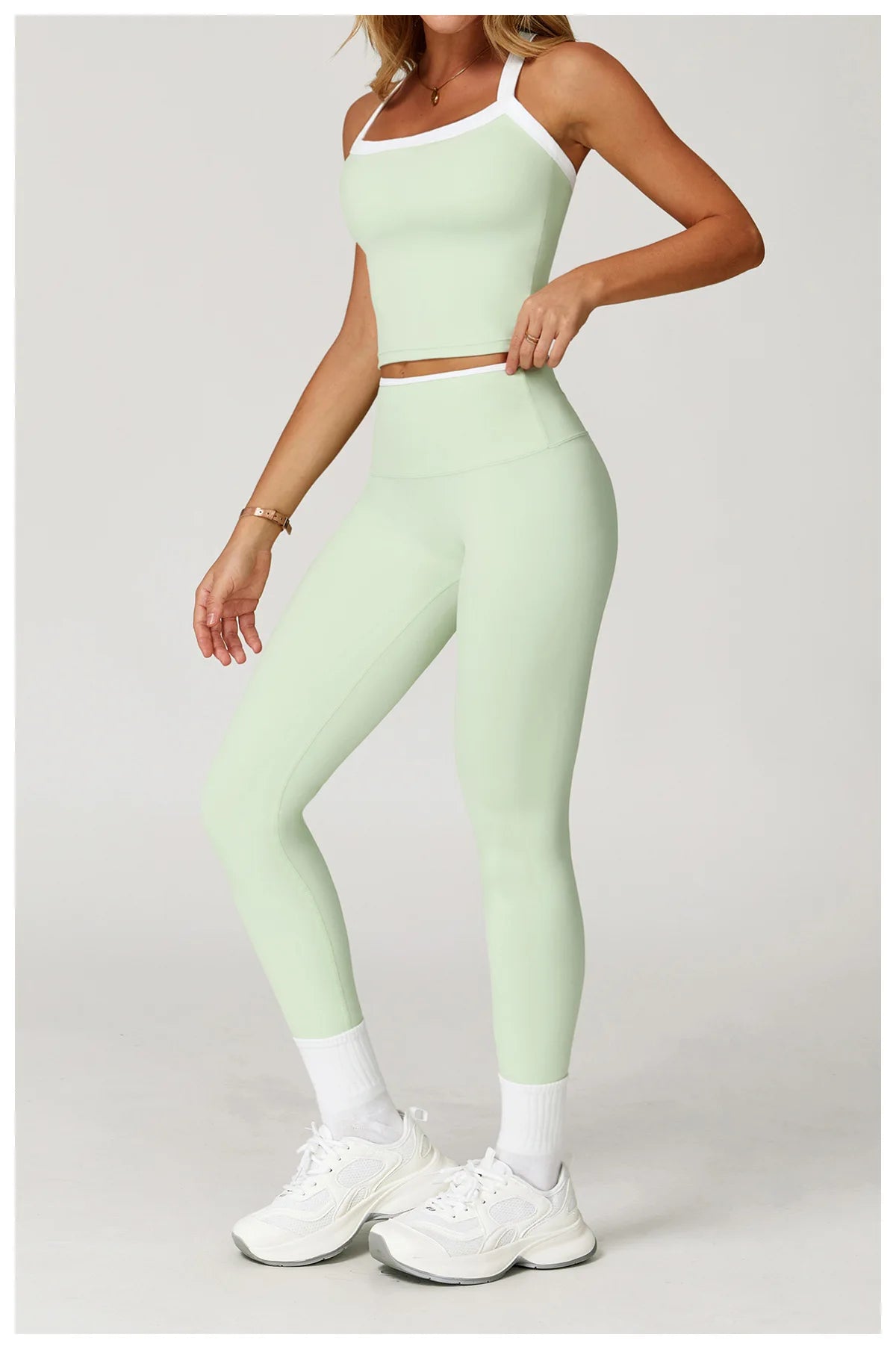 חליפת ספורט צמודה ומחטבת – הדס